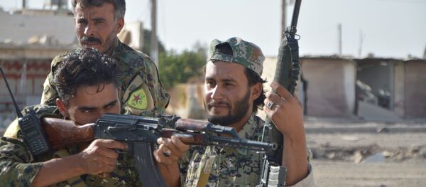 YPG'nin omurgasını oluşturduğu DSG güçleri Rakka'da YPG'nin omurgasını oluşturduğu DSG güçleri Rakka'da - Sputnik Türkiye