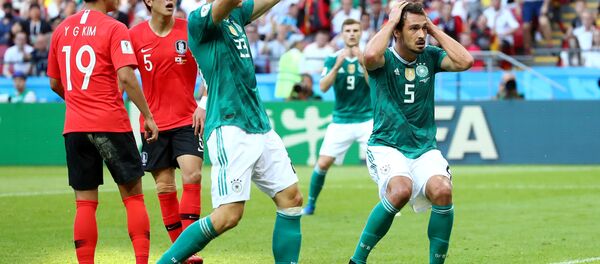 Mario Gomez ile Mats Hummels'in Güney Kore karşısında 2-0 yenikken kaçırılan gole tepkisi - Sputnik Türkiye