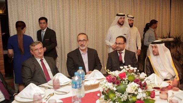 Başkent Doha'daki bir otelde düzenlenen etkinliğe Türkiye'nin Doha Büyükelçisi Fikret Özer, Doha'daki Türk Okulu yetkilileri, eski Suriye Muhalif ve Devrimci Güçler Ulusal Koalisyonu (SMDK) Başkanı Muaz el-Hatib, Suriyeli muhaliflerin yönetimindeki Doha Büyükelçiliği temsilcileri ve onlarca Suriyeli katıldı - Sputnik Türkiye