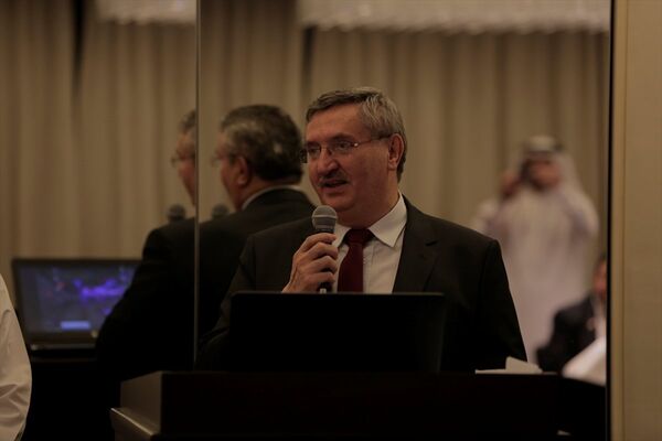 Etkinlikte konuşma yapan Büyükelçi Özer, Doha'daki Suriyelilere teşekkür ederek, etkinliğin, iki halk arasındaki derin ilişkileri ortaya koyduğunu belirtti. Özer, Türkiye'nin Suriyeli kardeşlerini ağırlamasının onlar için 'Ensar'ın Muhacirlere yaptığı gibi bir yardım' olduğunu ifade etti - Sputnik Türkiye