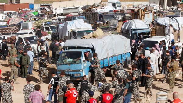 Lübnan'ın doğusundaki Arsal beldesinde ikamet eden Suriyeli mültecilerden 400'ü ülkelerine dönüş için yola çıktı. - Sputnik Türkiye
