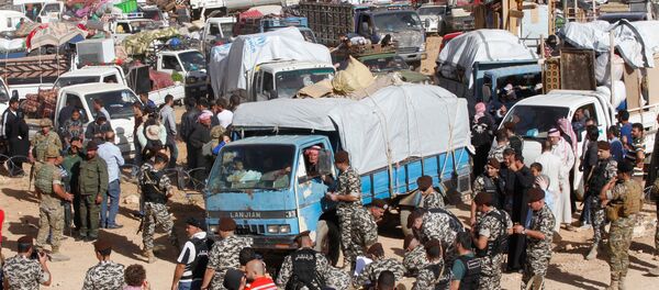 Lübnan'ın doğusundaki Arsal beldesinde ikamet eden Suriyeli mültecilerden 400'ü ülkelerine dönüş için yola çıktı. - Sputnik Türkiye