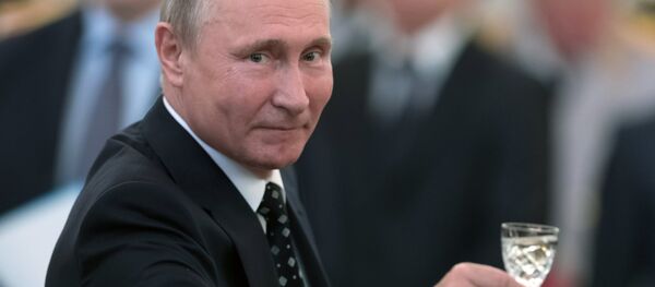 Putin, resepsiyonda askeri okul mezunları, güvenlik güçlerinin yanı sıra Rusya ordusu ile Rusya için kadeh kaldırdı. Putin “Mareşal Aleksandr Pokrışkin’in sözlerini hatırlatmak istiyorum: En kutsal görev, daima Rusya için olandır. Rus subaylarımızın verilen görevleri kusursuzca yerine getireceğinden, vatanımız ve halkımızın güvenliğini koruyacağından eminim” dedi. - Sputnik Türkiye