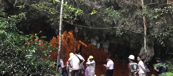 Grubun cumartesi günü Tham Luang Nang Non mağarasına yaptığı ziyaretin ardından çocuklarından hala haber alamayan ailelerin endişeli bekleyişleri sürüyor. 11 ila 16 yaşlarındaki 12 çocuk ve 25 yaşındaki antrenörleri, cumartesi günü yaptıkları maçın ardından Tham Luang Nang Non mağarasına yaptıkları gezide kaybolmuştu. - Sputnik Türkiye