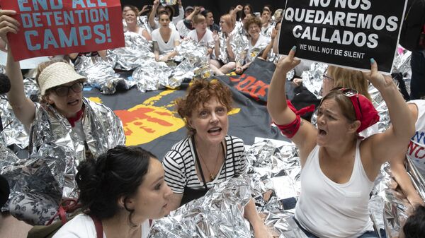 Trump'ın göçmen politikasını protesto eden aktris Susan Sarandon beraberindeki yüzlerce kadınla birlikte gözaltına alındı - Sputnik Türkiye