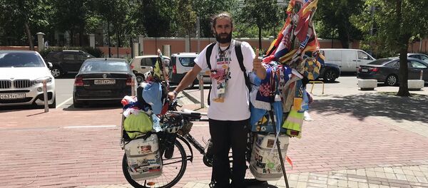 Bisikletle Dünya Kupası’na gelen Arjantinli Matyas Amaya - Sputnik Türkiye