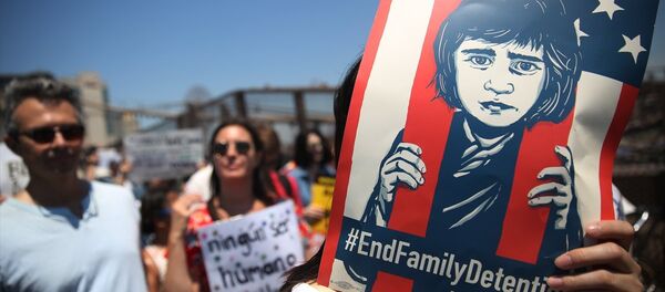 Trump'ın doğum yeri ve Demokratlar'ın kalesi New York'ta binlerce protestocu Brooklyn Köprüsü'nde yürüdü. Trump'ın doğum yeri ve Demokratlar'ın kalesi New York'ta binlerce protestocu Brooklyn Köprüsü'nde yürüdü. - Sputnik Türkiye