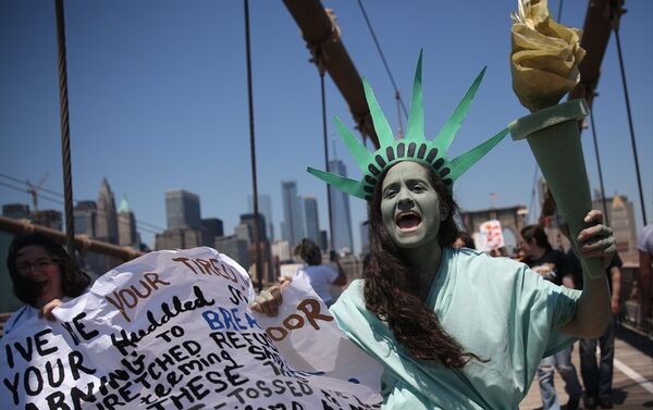 Trump'ın doğum yeri ve Demokratlar'ın kalesi New York'ta binlerce protestocu Brooklyn Köprüsü'nde yürüdü. - Sputnik Türkiye