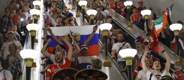 Rus taraftarlar çeyrek finali coşkuyla karşıladı Rus taraftarlar çeyrek finali coşkuyla karşıladı - Sputnik Türkiye