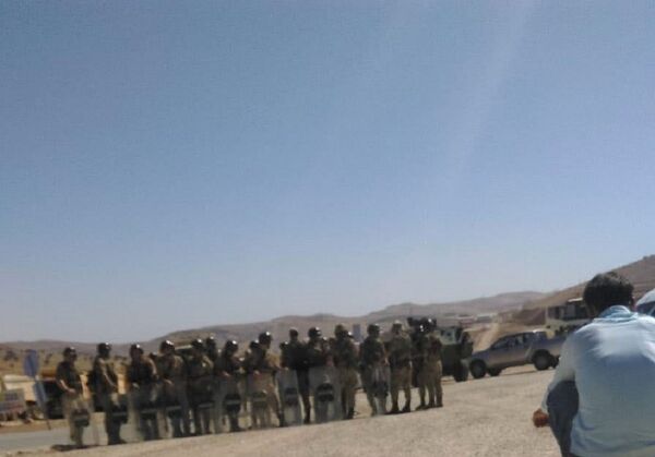 Askerler, köyün giriş ve çıkışlarını tuttu. - Sputnik Türkiye