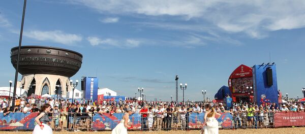 FIFA 2018 Dünya Kupası maçlarını ağırlayan Rusya’ya bağlı Tataristan’ın başkenti Kazan’da gelinlik giyen güzeller soluğu futbol sahasında aldı. - Sputnik Türkiye