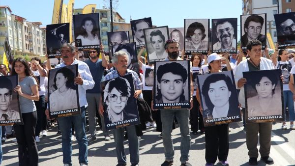 Sivas'ta 25 yıl önce hayatını kaybedenlerin aileleri ve yakınları ile bazı milletvekilleri, sivil toplum örgütlerinin temsilcileri ve vatandaşlar, Seyrantepe mahallesinde toplandı. Grup, buradan sloganlar atarak, Mevlana caddesi güzergahından eski Madımak Oteli'nin bulunduğu sokağın girişine kadar yürüdü. - Sputnik Türkiye