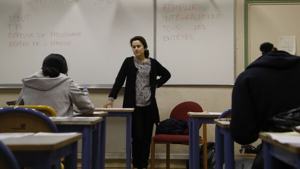 A teacher monitors (C) as High school students at the Charlemagne High School (Lycee Charlemagne) in Paris - Sputnik Türkiye