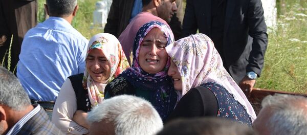 4 yaşındaki Leyla, son yolculuğuna uğurlandı - Sputnik Türkiye