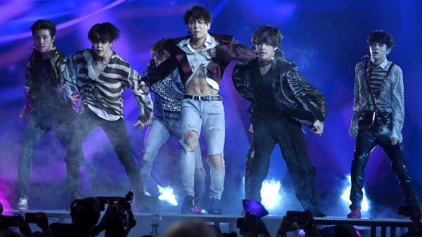 Южнокорейская группа BTS во время выступления в Лас-Вегасе - Sputnik Türkiye
