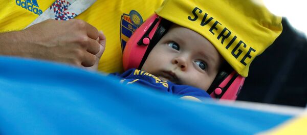 2018 FIFA Dünya Kupası, son 16, İsveç-İsviçre maçında bebek taraftar 2018 FIFA Dünya Kupası, son 16, İsveç-İsviçre maçında bebek taraftar - Sputnik Türkiye