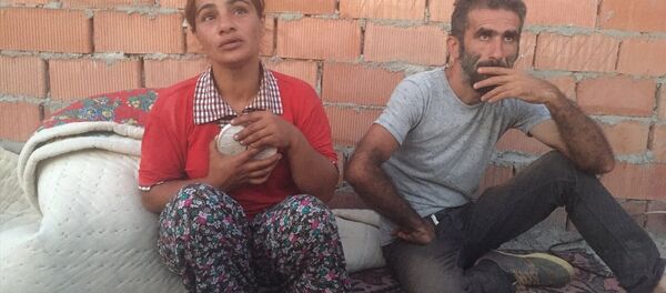 İzmir'in Tire ilçesinde, sabah saatlerinden beri haber alınamayan 1,5 yaşındaki Rüya Çelik'in anne ve babası - Sputnik Türkiye