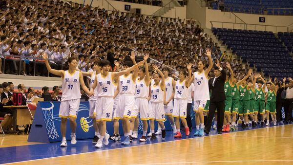 Kuzey Kore'nin başkenti Pyongyang'daki spor salonunda Kuzey ve Güney Kore'den kadın basketbolcular 15 yıl sonra ilk kez dostluk maçına çıktı. 'Barış' ve 'Refah' adlarını alan karma takımların maçını büyük bir izleyici topluluğu coşkuyla takip etti. - Sputnik Türkiye