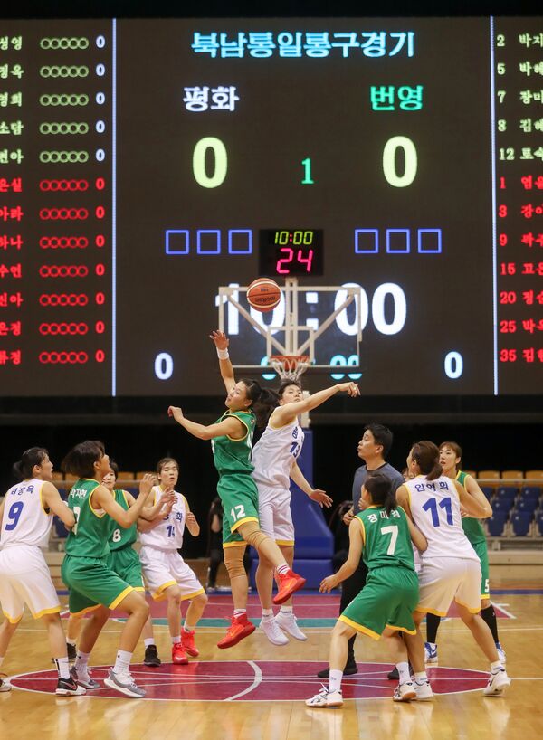Maçı 'Refah' takımı 103-102 kazandı. Kadın oyuncuların ardından iki ülkeden erkek basketbolcular da karma takımlarda yer alarak birbiriyle mücadele etti. O karşılaşma 102-102 beraberlikle sona erdi. Perşembe günü Güney Kore ve Kuzey Kore takımları birbirinden ayrılarak 2 maç yapacak.  Güney Koreli sporcular ülkelerine cuma günü dönecek. Yarınki karşılaşmalarda spor salonuna iki ülkenin bayrakları da asılmayacak. - Sputnik Türkiye
