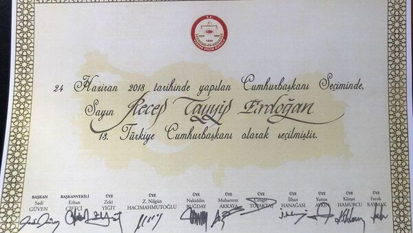 YSK Başkanı Sadi Güven ve YSK üyelerinin imzaladığı, Erdoğan'ın Cumhurbaşkanı seçildiğine dair belge. - Sputnik Türkiye