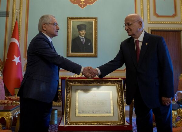 Yüksek Seçim Kurulu (YSK) Başkanı Sadi Güven (solda), 24 Haziran'da Cumhurbaşkanı seçilen Recep Tayyip Erdoğan'ın mazbatasını TBMM Başkanı İsmail Kahraman'a (sağda) takdim etti.  - Sputnik Türkiye