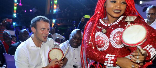 Emmanuel Macron, Nijerya'nın Lagos kentinde Fela Kuti'ye ithaf edilen 'Yeni Afrika Tapınağı'nda - Sputnik Türkiye