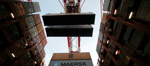 Şanghay limanında bir gemiden indirilen mallar - Sputnik Türkiye