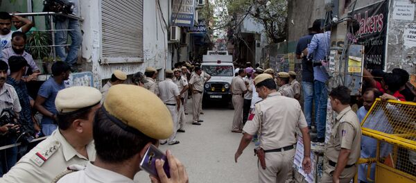 Hindistan'da aynı aileden 11 kişinin cesedinin bulunduğu evin sokağı - Sputnik Türkiye