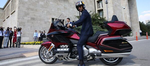AK Parti Sakarya Milletvekili Kenan Sofuoğlu, 27. Dönem 1. Yasama Yılı'nın açılışı dolayısıyla milletvekillerinin Meclisteki andiçme törenine motosikletle geldi - Sputnik Türkiye