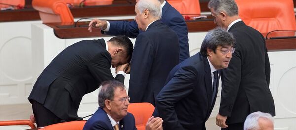 Arkaz, Bahçeli'nin elini öptü - Sputnik Türkiye