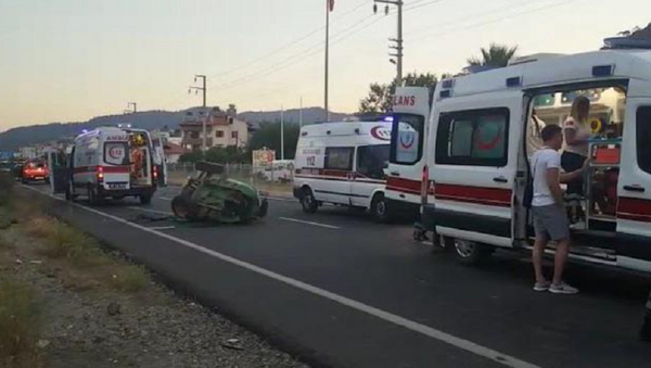 Tur minibüsü traktöre çarptı: 6'sı turist 8 yaralı - Sputnik Türkiye