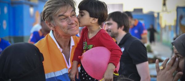 ABD'de yaşayan ünlü Türk cerrah Dr. Mehmet Öz, Suriye'nin Azez bölgesindeki bazı çocukları muayene etti - Sputnik Türkiye