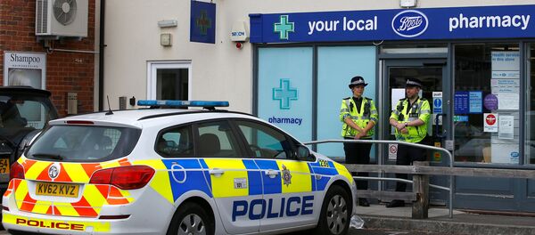 Police officers guard outside a branch of Boots pharmacy, which has been cordoned off after two people were hospitalised and police declared a 'major incident', in Amesbury, Wiltshire, Britain, July 4, 2018 - Sputnik Türkiye