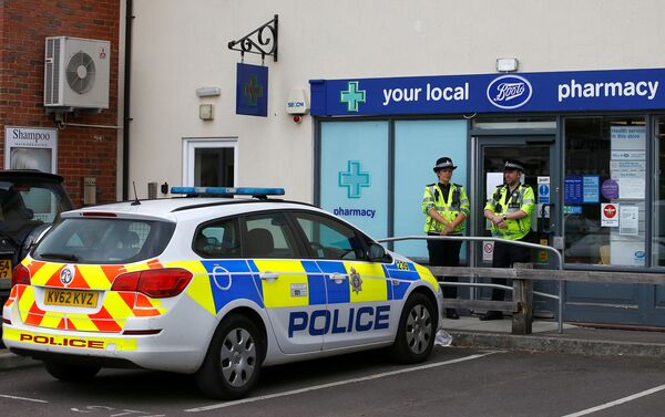 Police officers guard outside a branch of Boots pharmacy, which has been cordoned off after two people were hospitalised and police declared a 'major incident', in Amesbury, Wiltshire, Britain, July 4, 2018 - Sputnik Türkiye