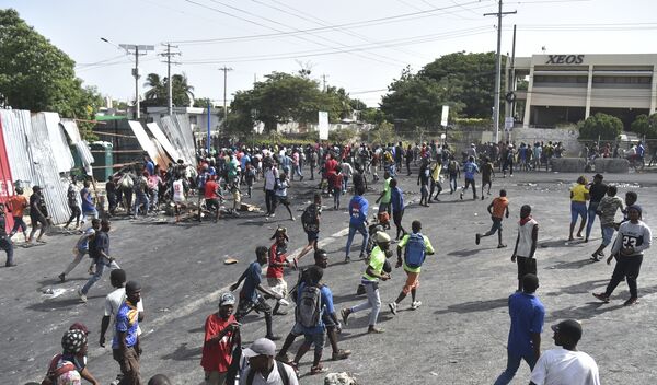 Başkent Port-au-prince'te birçok dükkan haftasonu boyunca yağmalandı, araçlar kundaklandı. Çıkan olaylarda ölü sayısı 4'e yükselirken, başkentteki bazı yollar ve kavşaklarda genç Haitililerin yoldan geçen araçlar ve yayalardan para topladıkları görüldü. - Sputnik Türkiye