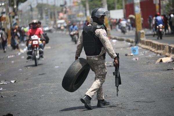 Haiti hükümeti, gösteriler üzerine cumartesi günü benzin ve dizel dahil yakıt fiyatlarına yüzde 38 ila 51 zam yapma planını rafa kaldırdı. AFP'nin aktardığına göre sokaklar da bugün itibarıyla göreceli olarak normale döndü. Polisin yollardaki barikatları kaldırmasıyla trafiğin de normale döndüğü açıklandı. - Sputnik Türkiye
