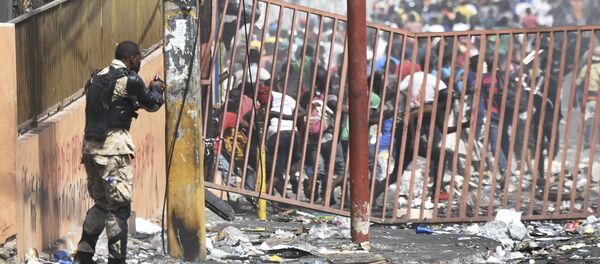Ancak ABD ve Kanada büyükelçilikleri bugün de Haiti'deki temsilciklerini kapalı tutacak. Haiti'deki ABD büyükelçiliği cumartesi günü yaptığı uyarıda ülkedeki vatandaşlarının evlerden dışarı çıkmamasını istemişti. Ancak ABD ve Kanada büyükelçilikleri bugün de Haiti'deki temsilciklerini kapalı tutacak. Haiti'deki ABD büyükelçiliği cumartesi günü yaptığı uyarıda ülkedeki vatandaşlarının evlerden dışarı çıkmamasını istemişti. - Sputnik Türkiye