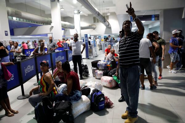 Cumartesi günü havayolu şirketleri yaşanan olaylar nedeniyle Haiti'ye uçuşlarını iptal etmişti. Bazı havayolu şirketlerinin yeniden ülkedeki hizmetlerine döndüğü belirtildi. - Sputnik Türkiye