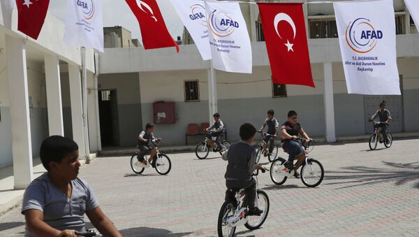 Türkiye'nin Kerem Şalom Sınır Kapısı'ndan soktuğu yardımlar arasında yer alan bisikletler öksüz çocuklara ulaştırıldı. - Sputnik Türkiye