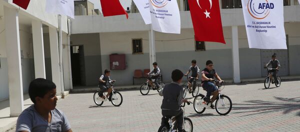 Türkiye'nin Kerem Şalom Sınır Kapısı'ndan soktuğu yardımlar arasında yer alan bisikletler öksüz çocuklara ulaştırıldı. - Sputnik Türkiye