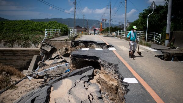 Japonya son 36 yılın en büyük sel felaketinin ardından toparlanmaya çalışıyor. Geçen hafta ülkenin batısında etkili olan şiddetli yağışların neden olduğu sel ve toprak kaymaları özellikle dik yamaçlarda yaşayan topluluklara büyük yıkım getirdi. Felakette ölenlerin sayısı 155'e yükselirken, hükümetin açıklamasına göre 67 kişi de kayıp. - Sputnik Türkiye