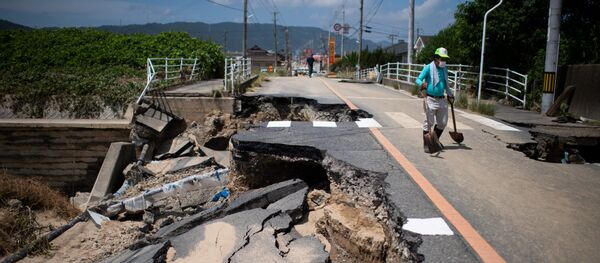 Japonya son 36 yılın en büyük sel felaketinin ardından toparlanmaya çalışıyor. Geçen hafta ülkenin batısında etkili olan şiddetli yağışların neden olduğu sel ve toprak kaymaları özellikle dik yamaçlarda yaşayan topluluklara büyük yıkım getirdi. Felakette ölenlerin sayısı 155'e yükselirken, hükümetin açıklamasına göre 67 kişi de kayıp. Japonya son 36 yılın en büyük sel felaketinin ardından toparlanmaya çalışıyor. Geçen hafta ülkenin batısında etkili olan şiddetli yağışların neden olduğu sel ve toprak kaymaları özellikle dik yamaçlarda yaşayan topluluklara büyük yıkım getirdi. Felakette ölenlerin sayısı 155'e yükselirken, hükümetin açıklamasına göre 67 kişi de kayıp. - Sputnik Türkiye