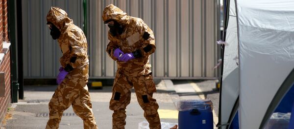 Amesbury'de koruyucu elbiseleriyle incelemelerde bulunan uzmanlar Amesbury'de koruyucu elbiseleriyle incelemelerde bulunan uzmanlar - Sputnik Türkiye