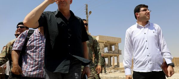 Trump'ın özel temsilcisi McGurk, Rakka'da YPG'yi ziyaret etti - Sputnik Türkiye