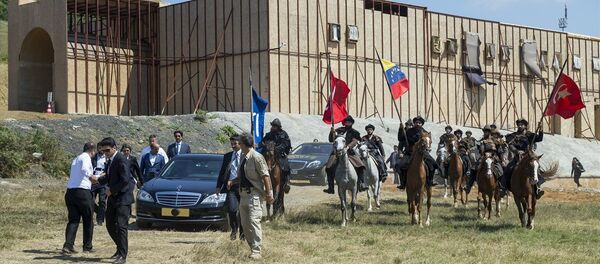 Arabasını yol boyunca kendisi kullanan Maduro, dizideki Alp karakterleri tarafından at üstünde karşılandı. - Sputnik Türkiye