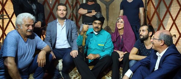 Maduro ve beraberindekiler daha sonra Ertuğrul Bey'in çadırına geçti. Maduro burada kafasına börk takarak, ekiple bir süre sohbet etti. Maduro ve beraberindekiler daha sonra Ertuğrul Bey'in çadırına geçti. Maduro burada kafasına börk takarak, ekiple bir süre sohbet etti. - Sputnik Türkiye
