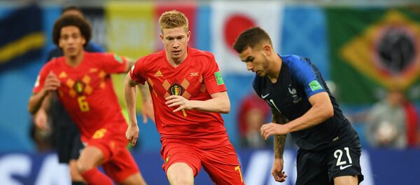 From left to right: Kevin de Bruyne (Belgium) and Lucas Hernandez (France) during the World Cup semifinal match between the national teams of France and Belgium. - Sputnik Türkiye