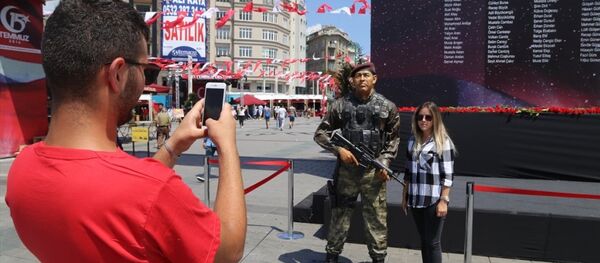 15 Temmuz 2016'daki darbe girişiminde hayatını kaybeden Astsubay Ömer Halisdemir'in heykeli - Sputnik Türkiye