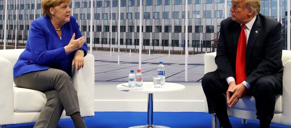 Trump ile Merkel, NATO Zirvesi'nde görüştü - Sputnik Türkiye