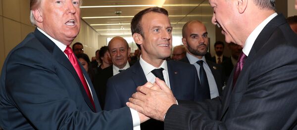 NATO zirvesinde Trump-Erdoğan el sıkışırken, Macron - Sputnik Türkiye